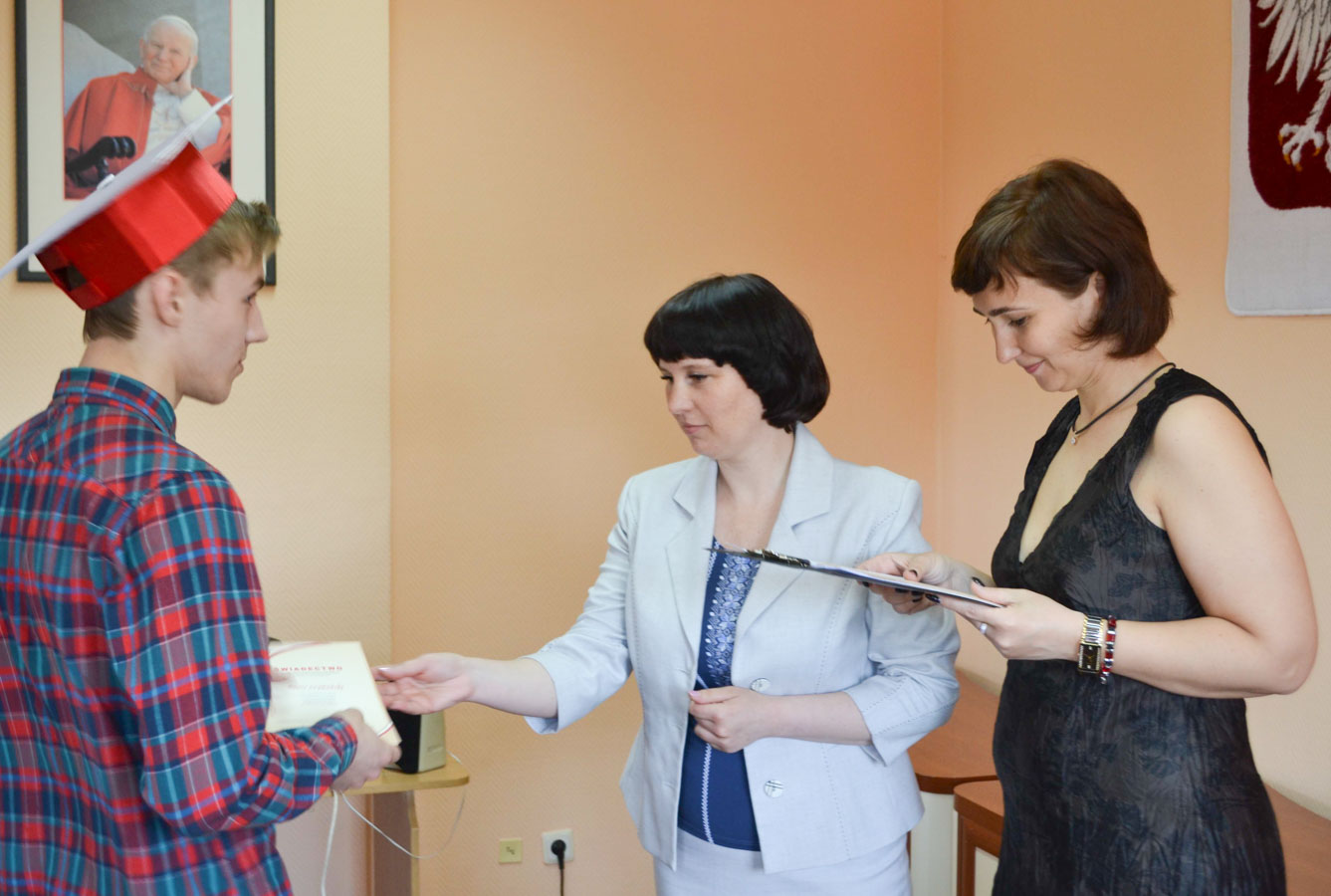 Dyrektor Domu Polskiego w Żytomierzu Irena Perszko oraz polonistka Natalia Szumlańska wręczają młodzieży zaświadczenia o ukończeniu kursu