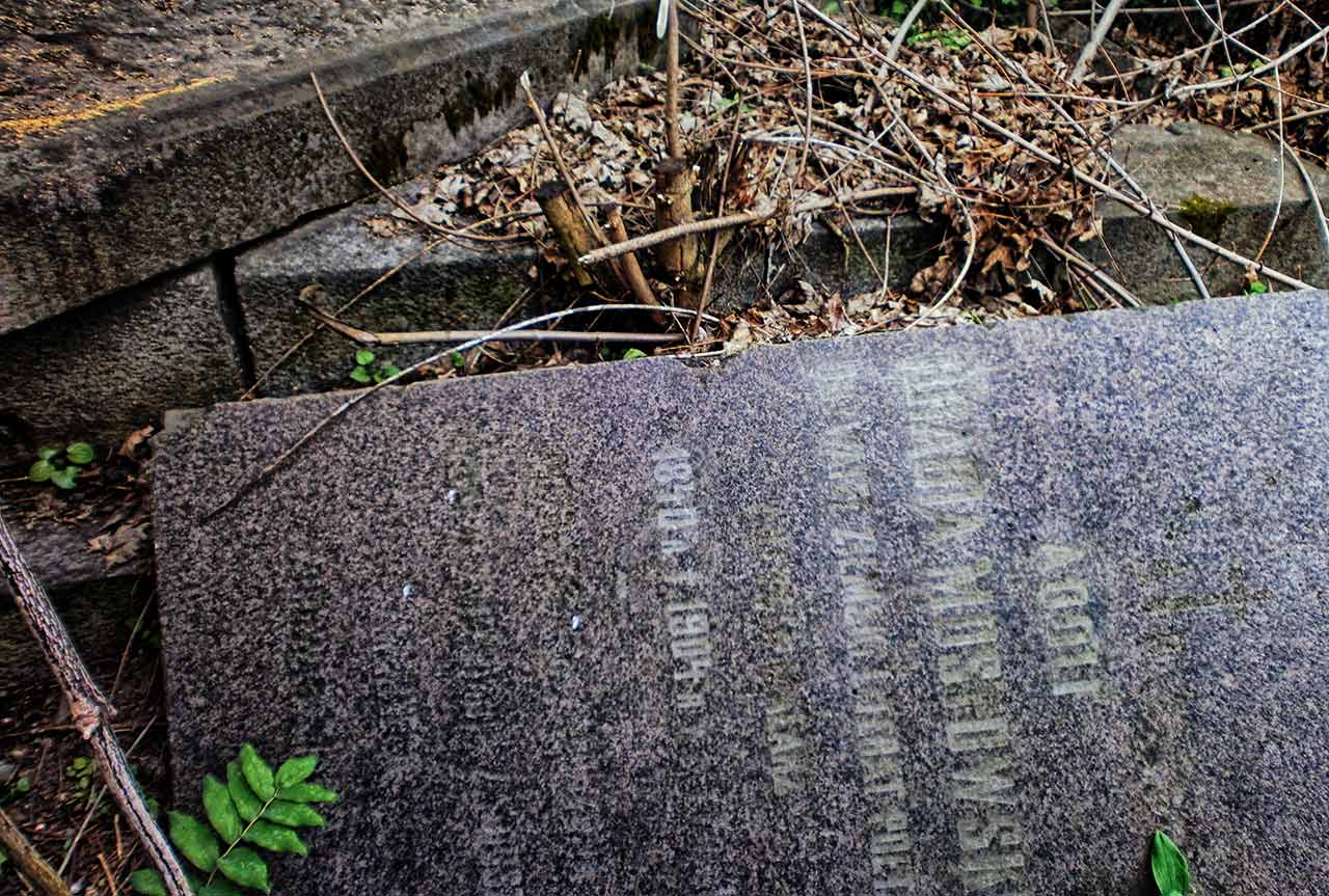 Zdewastowana mogiła Adolfa Mostowskiego w Chmielniku