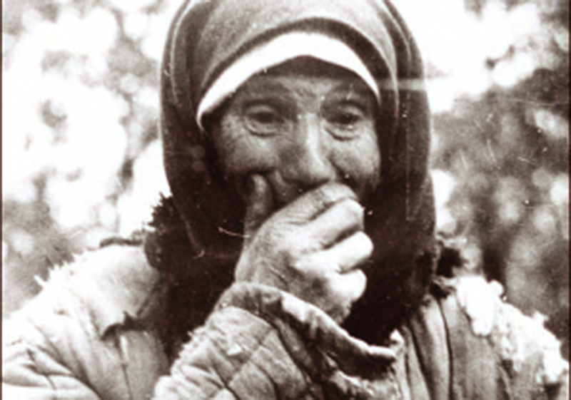 Mieszanka Hniewania szuka ciało swego męża w Winnicy wśród ekschumowanych szczątków w 1943 r. w Winnicy. Źródło. Archiwum im. Grygorija Pszenicznego