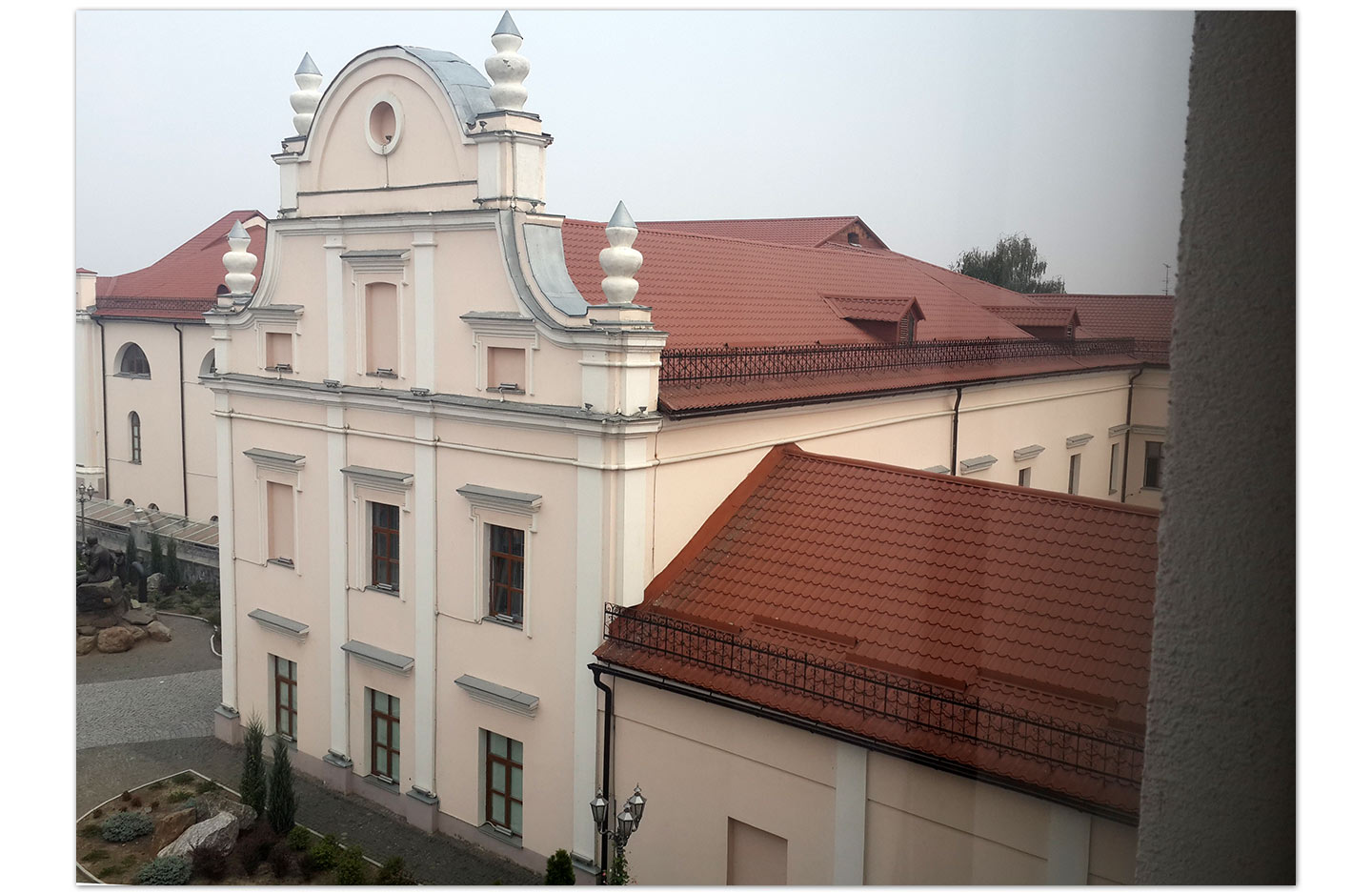 Prawa część byłego kolegium jezuickiego. Widok z okna muzeum krajoznawczego