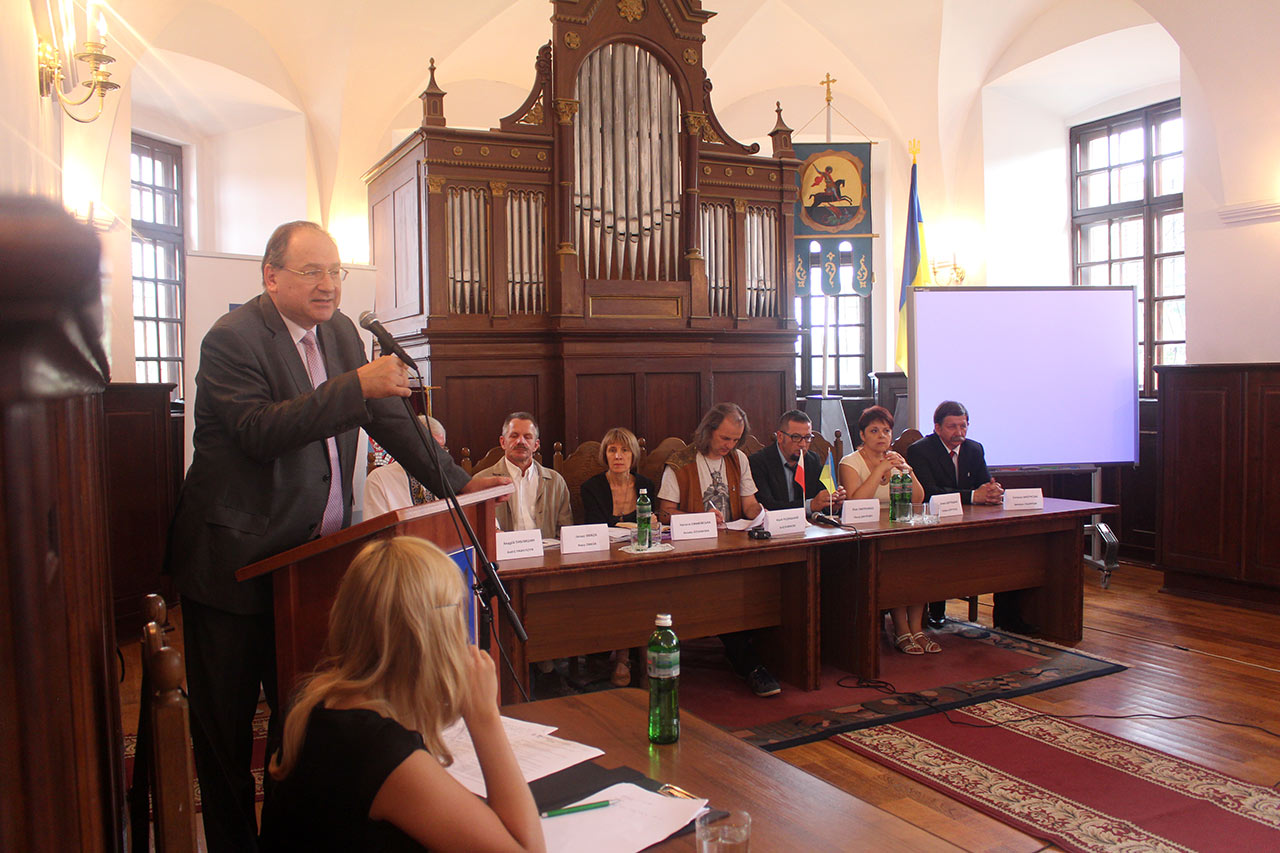 Przy mikrofonie Ambasador RP Henryk Litwin