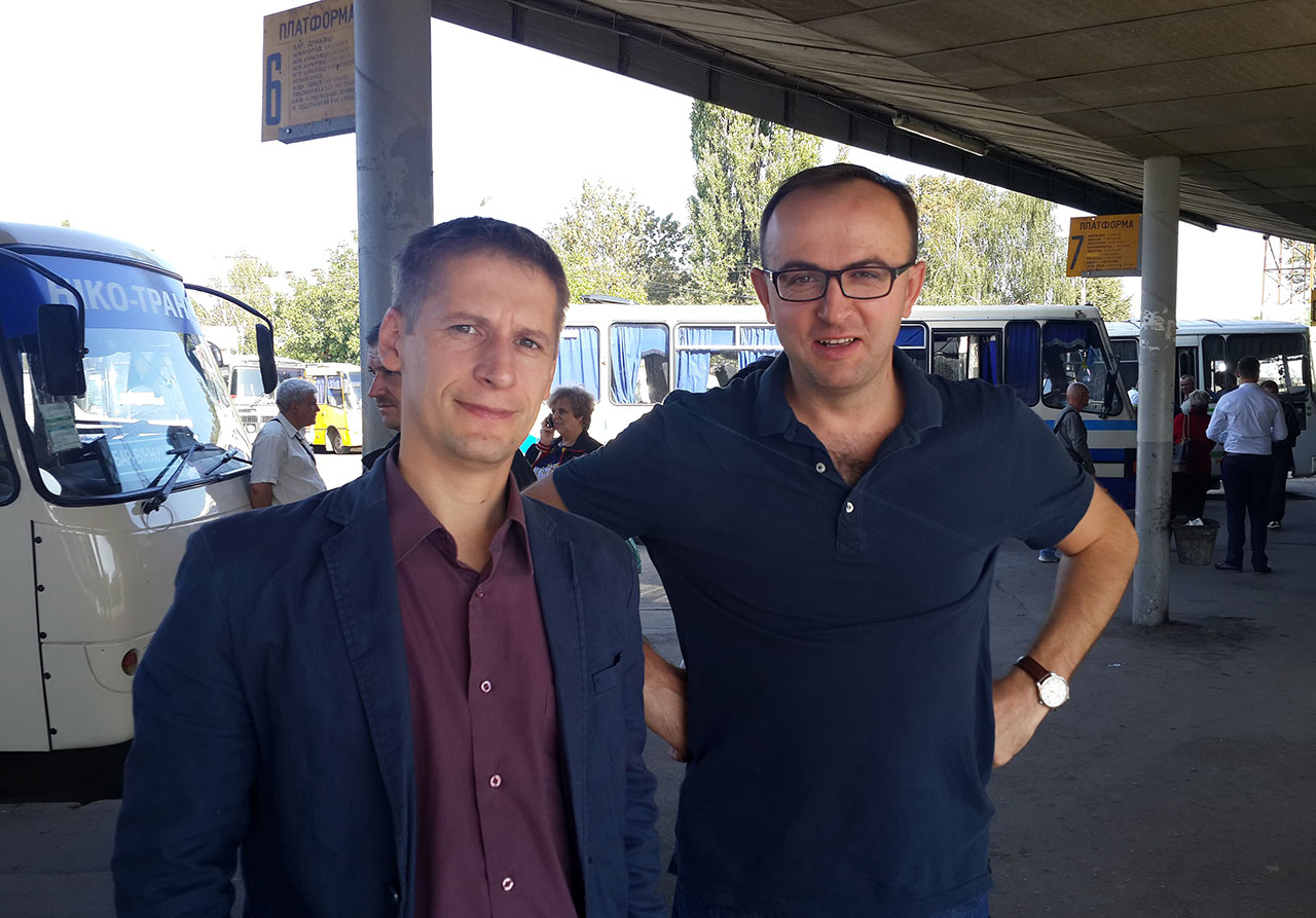 Prezes SP "Kresowiacy" Jerzy Wójcicki i Damian Ciarciński na Dworcu Zachodnim w Winnicy