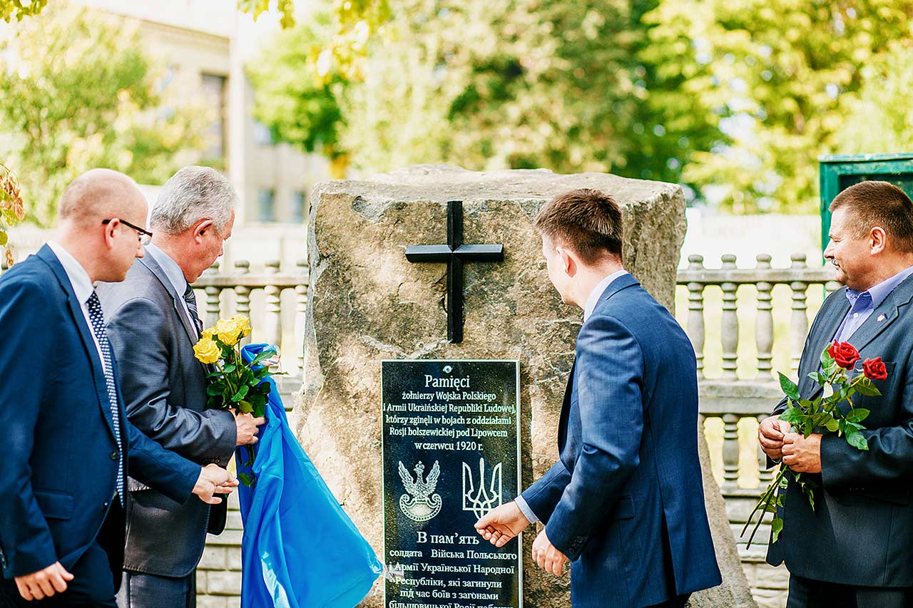 Konsul Wojciech Mrozowski, burmistrz Lipowca Majdaniuk Mykoła i poseł na Sejm Michał Dworczyk odsłaniają pomnik żołnierzom WP i URL w Lipowcu na Podolu