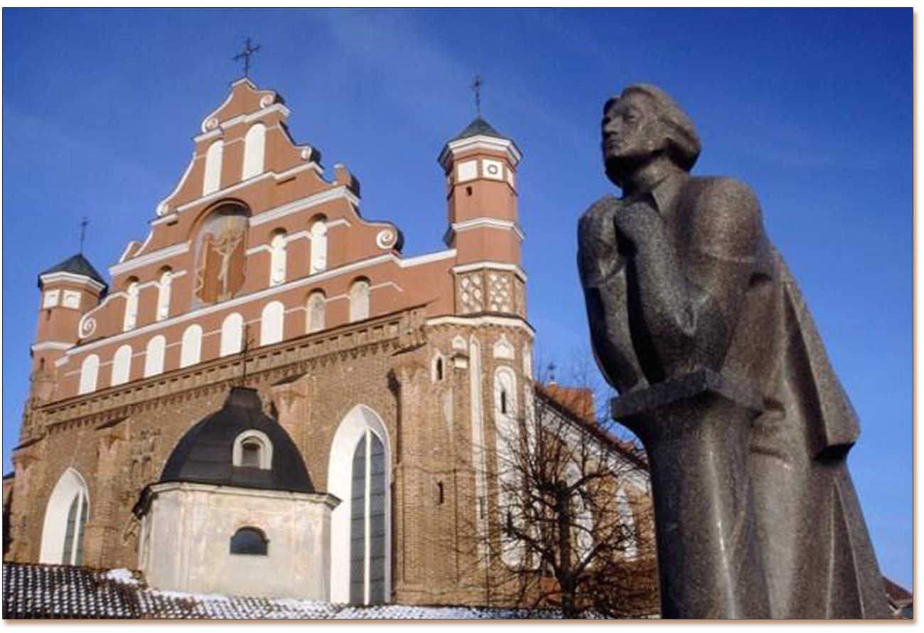 Pomnik Adama Mickiewicza stoi w pobliżu wileńskiego kościoła Bernardynów. Foto: turystyka.interia.pl
