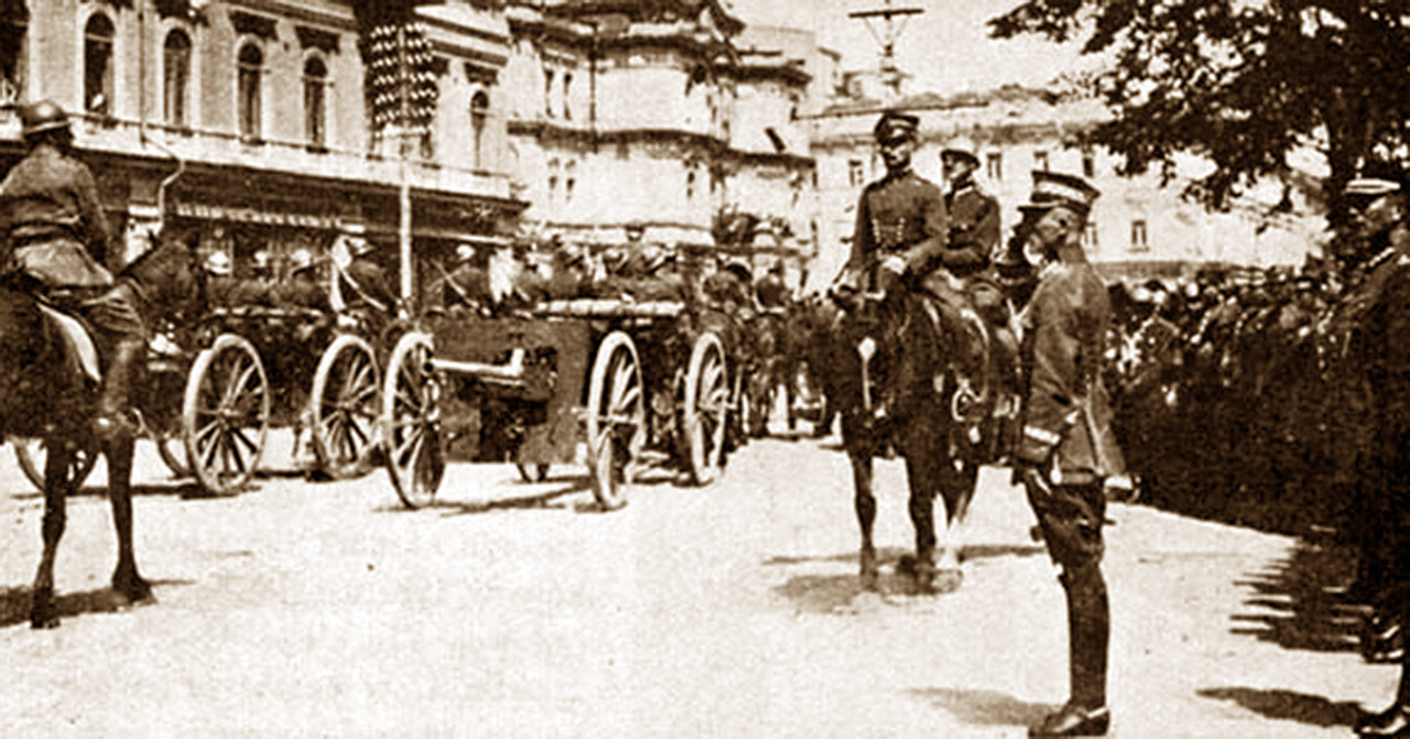 Generał Rydz-Śmigły przyjmuje defiladę w Kijowie, 7 maja 1920 r. (z archiwum A. Nieuważnego)