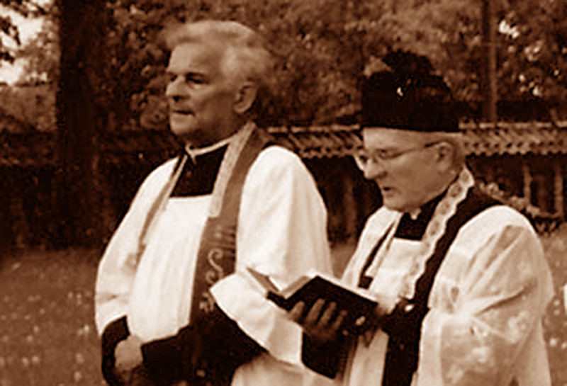 Ks. Ambroży Mickiewicz po lewej