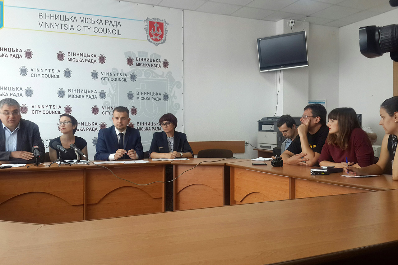 Członkowie komisji ze zmiany nazw ulic w Winnicy przed mediami