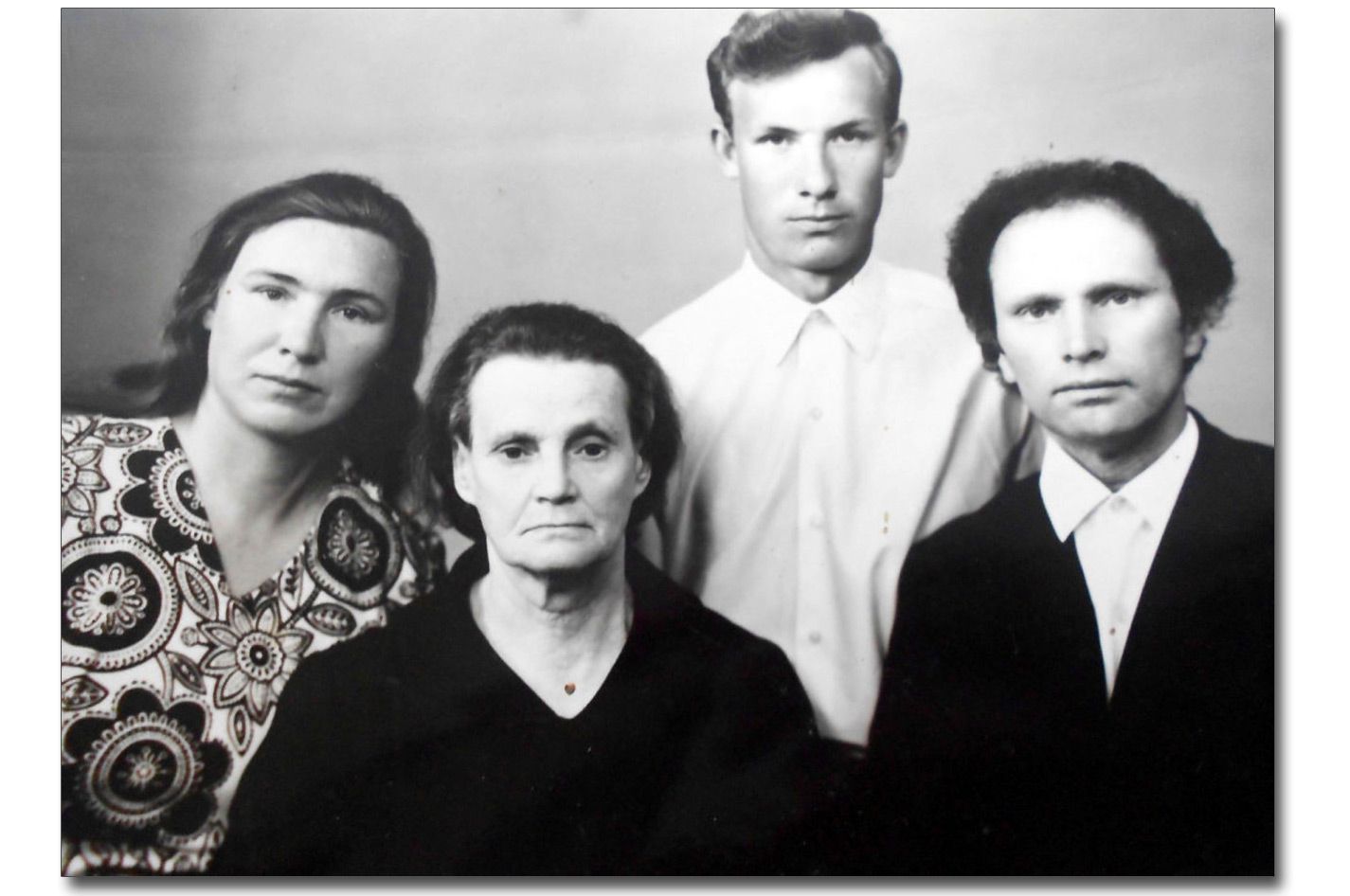 Podczas odwiedzin mamy i rodziny siostry w Polsce. Franciszek Jakowczyk - pierwszy od prawej (lata 70. XX wieku)