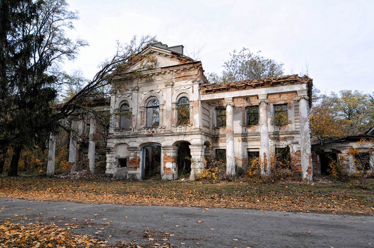 Zniszczony pałac Zaleskich w Rudym Siole. Źródło - ukrainaincognita.com