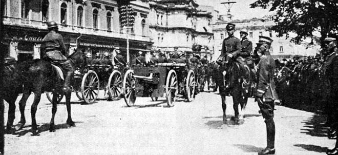 Generał Rydz-Śmigły przyjmuje defiladę w Kijowie, 7 maja 1920 r. (z archiwum A. Nieuważnego)