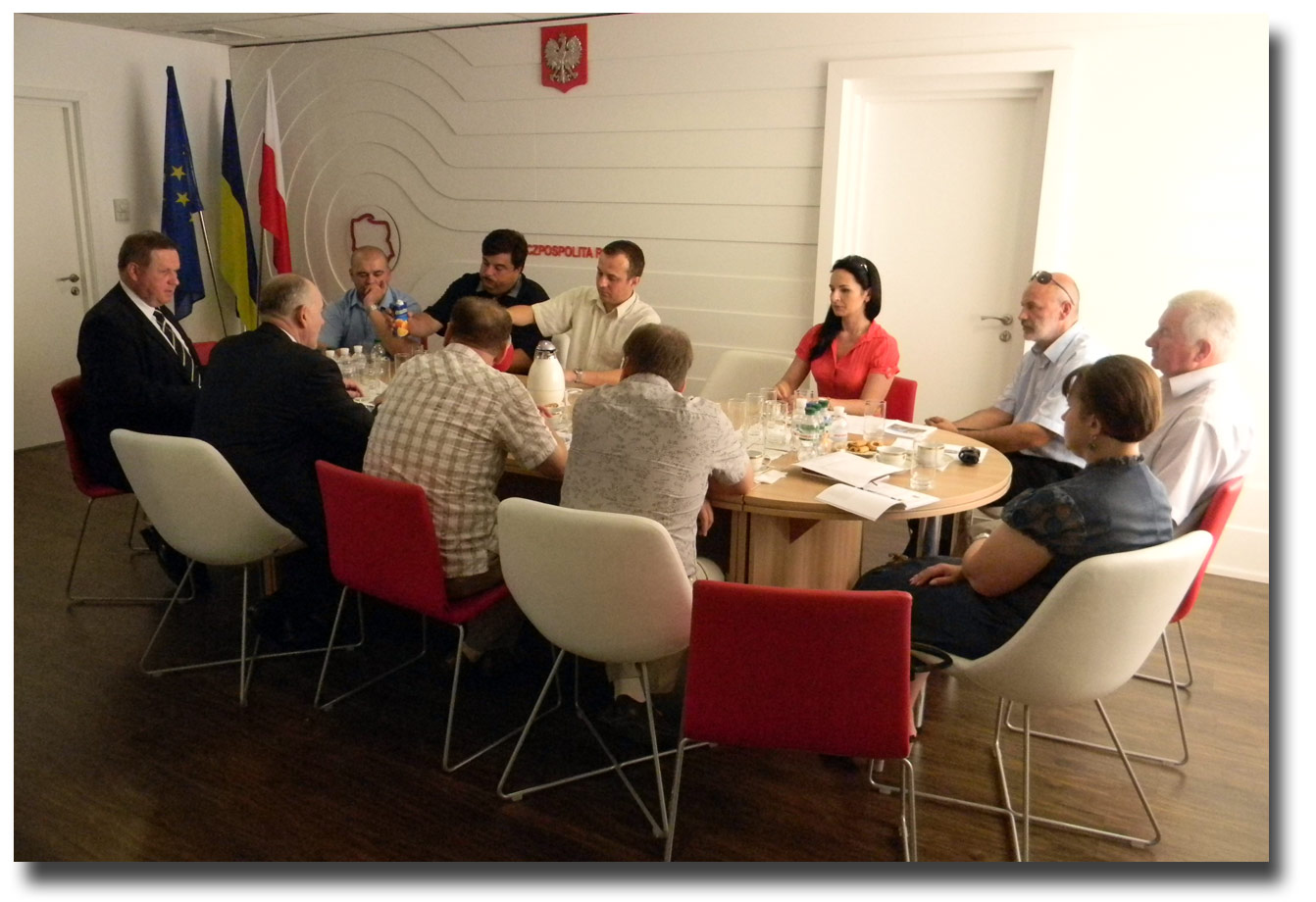 Spotkanie merytoryczne w konsulacie. Zdjęcie pobrano z www.winnica.msz.gov.pl