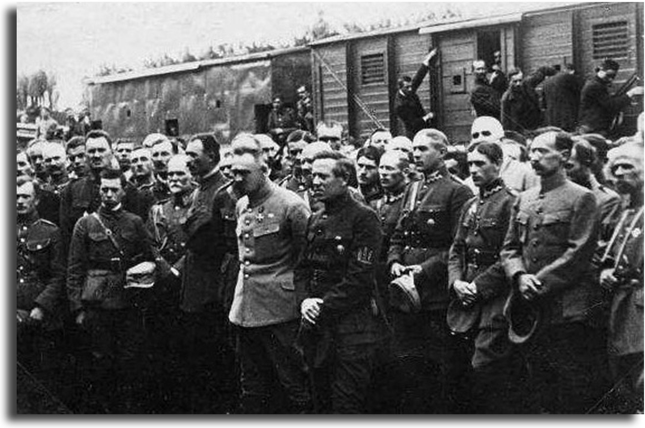 Semen Petlura i Józef Piłsudski na stacji kolejowej w Winnicy