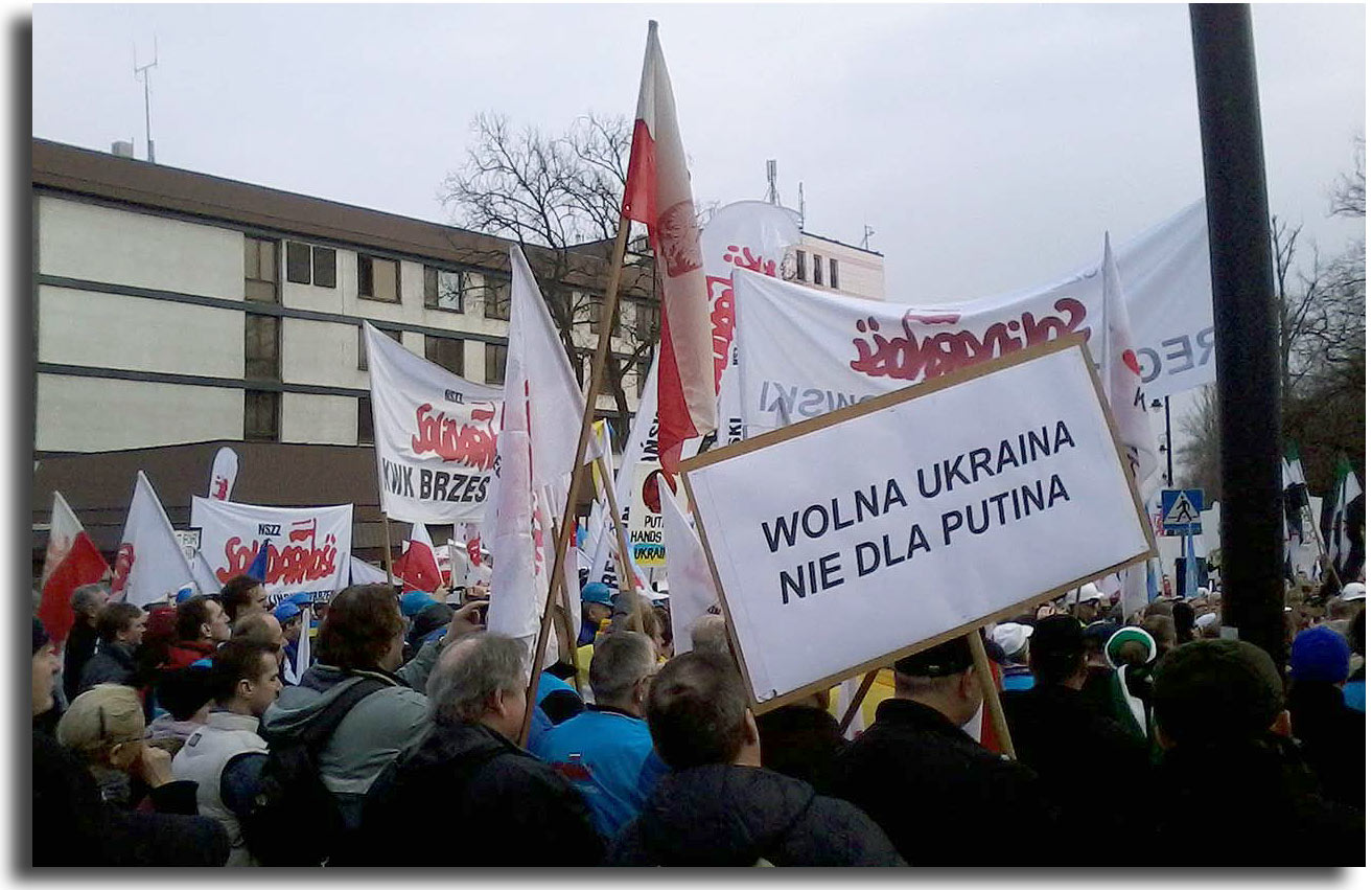 To zdjęcie przedstawiające antyputinowski wiec w Warszawie zostało udostępnione przez Artura Cycurskiego